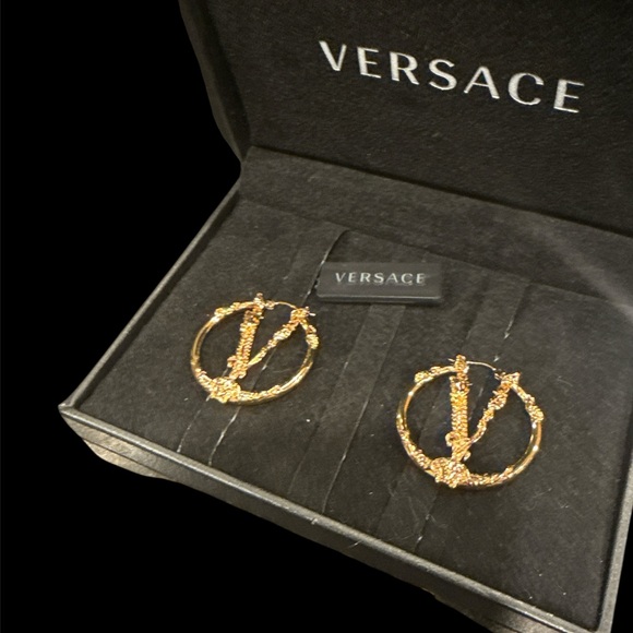 Versace Virtus Collection Gold Hoop Earrings! Medusa V Logo NEW IN BOX! - Picture 7 of 8